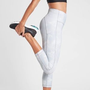 Athleta ultimate stash printed Capri L NWT